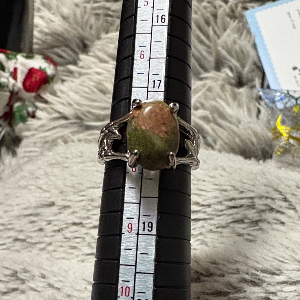 Elegant Silver and Green Stone Ring